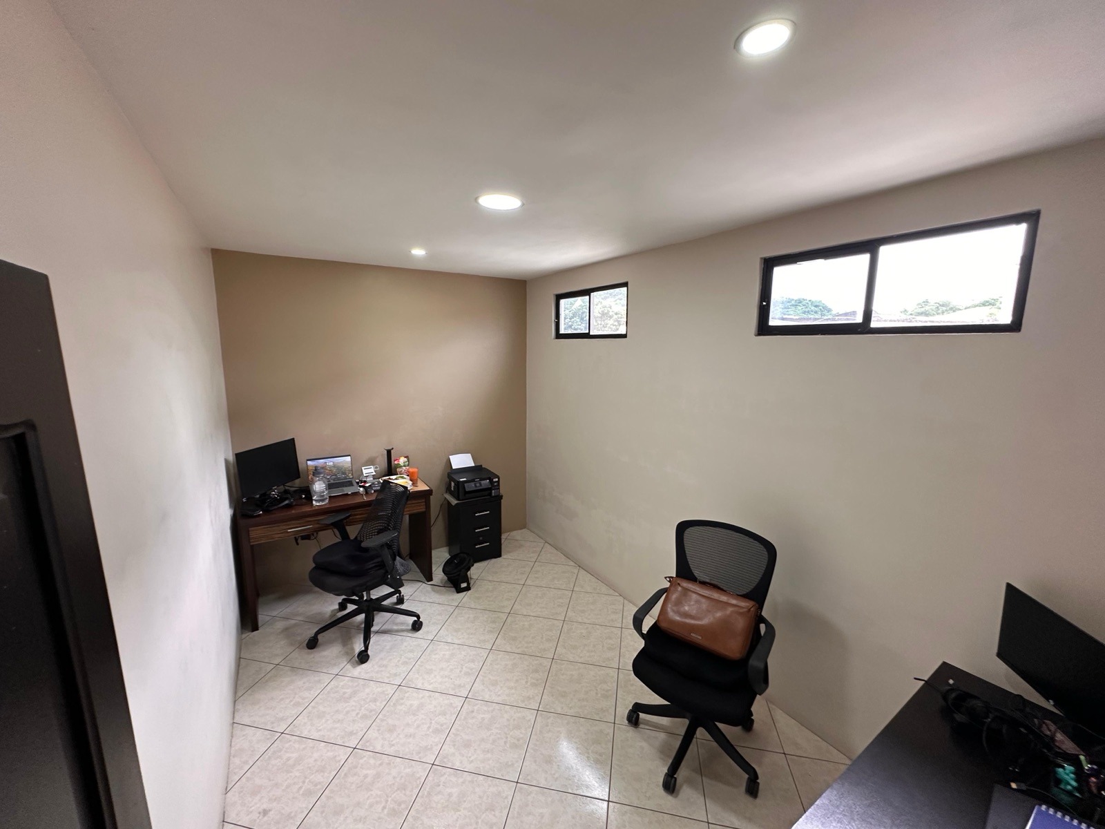 imgi_11_7812779_86468009184983530171105315550105147793033617228946810336506561748664806156700