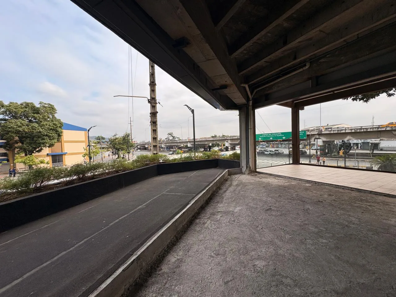 Local Comercial Frente Universidad Estatal GYE EliMo