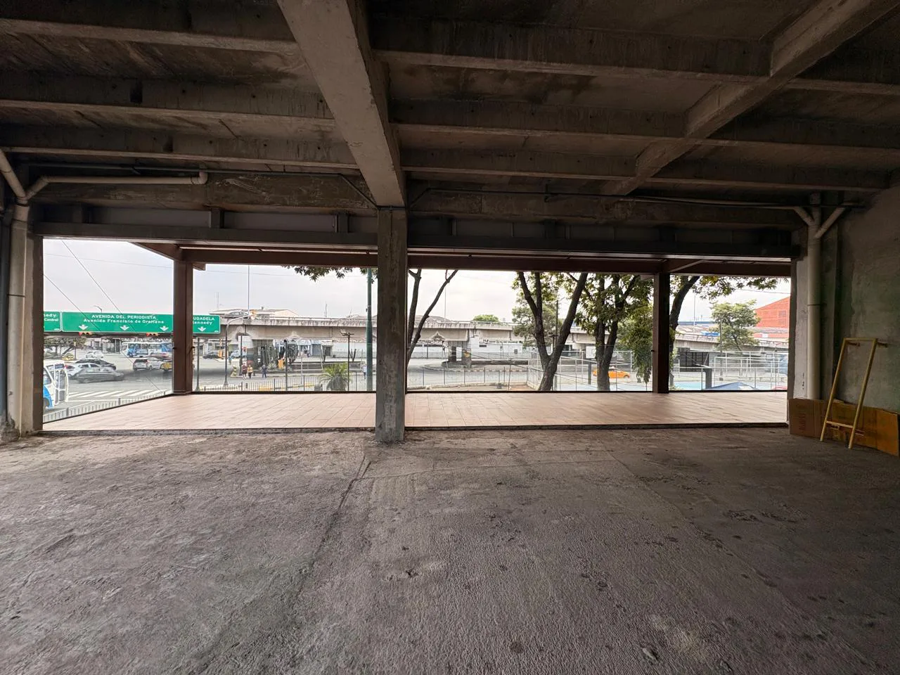 Local Comercial Frente Universidad Estatal GYE EliMo