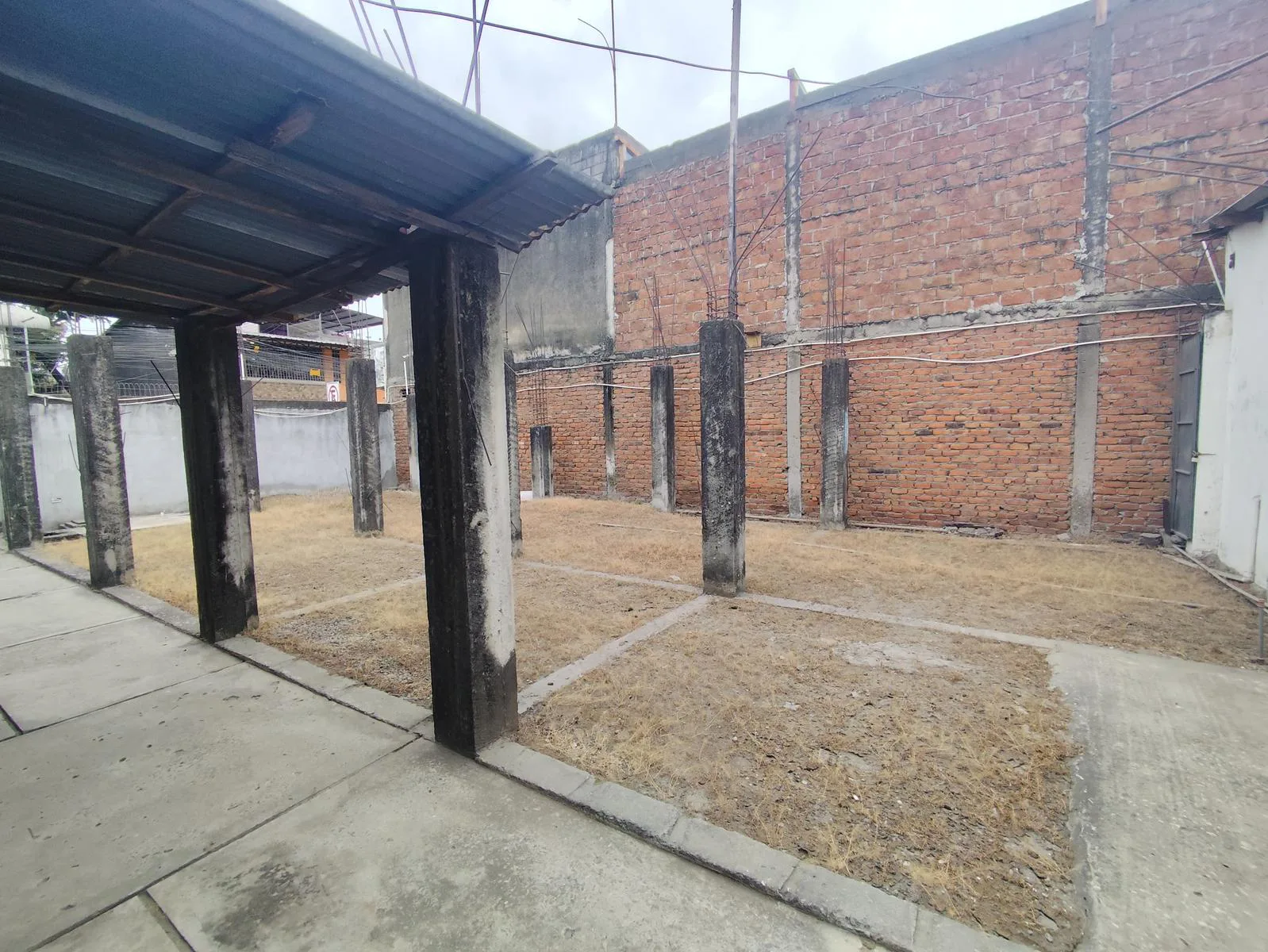 Venta de Terreno con Construcción en Duran, Calle Principal AndS