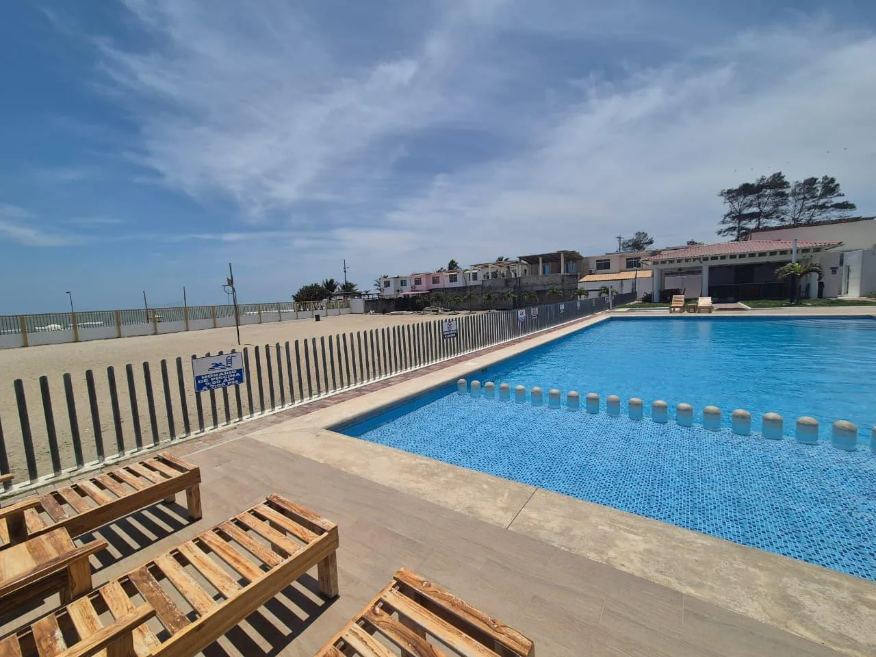 CASA EN VENTA SEMI AMOBLADA PLAYAS URBANIZACION ALTAMAR 2 JosGu