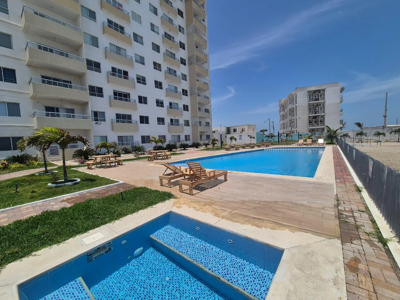 CASA EN VENTA SEMI AMOBLADA PLAYAS URBANIZACION ALTAMAR 2 JosGu
