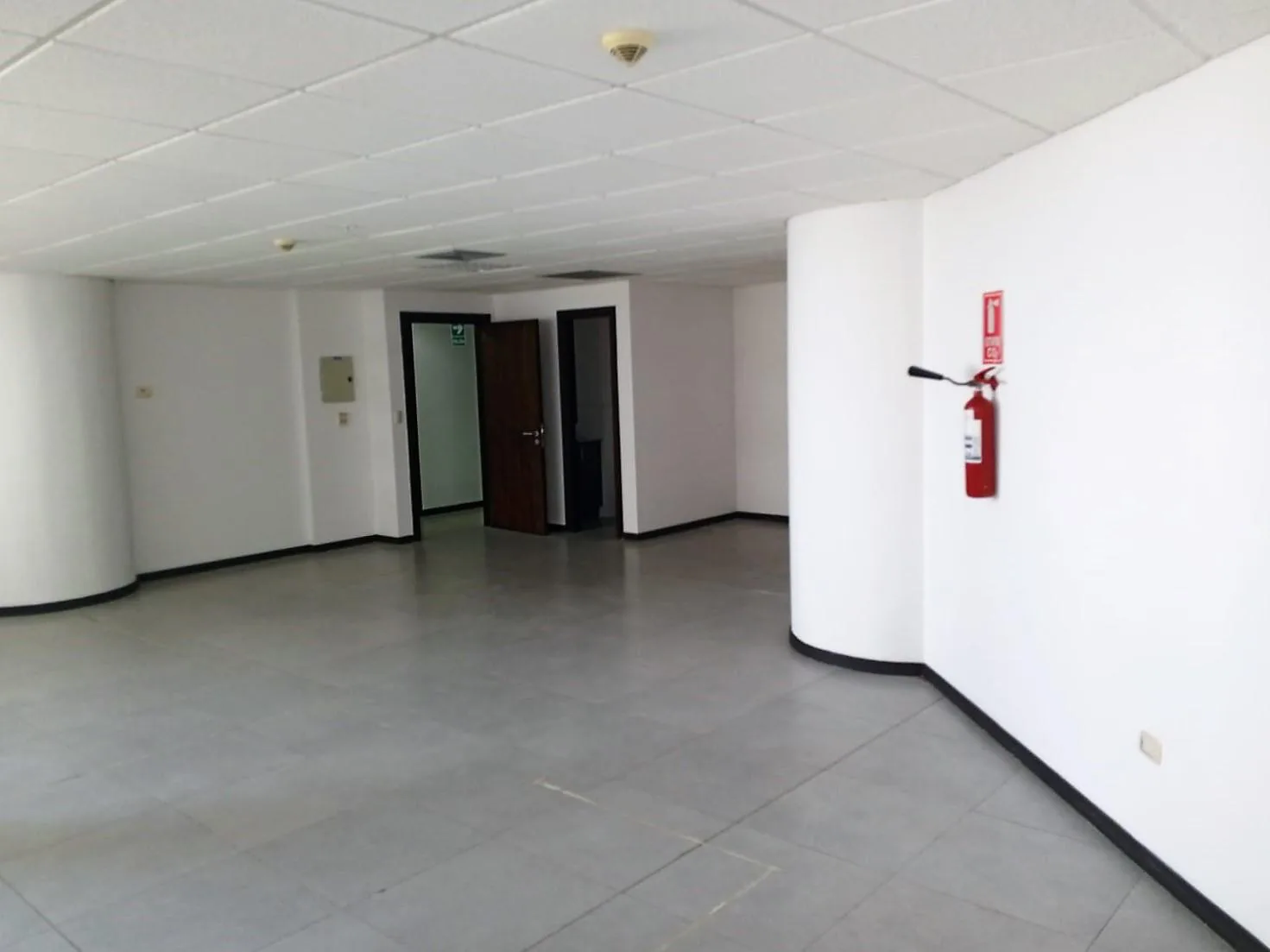 Oficina en Alquiler, Edificio The Point, Puerto Santa Ana, RobA