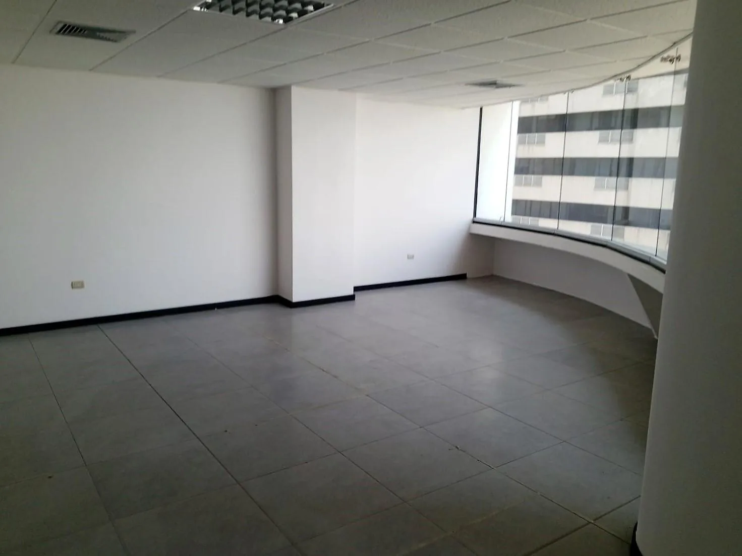Oficina en Alquiler, Edificio The Point, Puerto Santa Ana, RobA