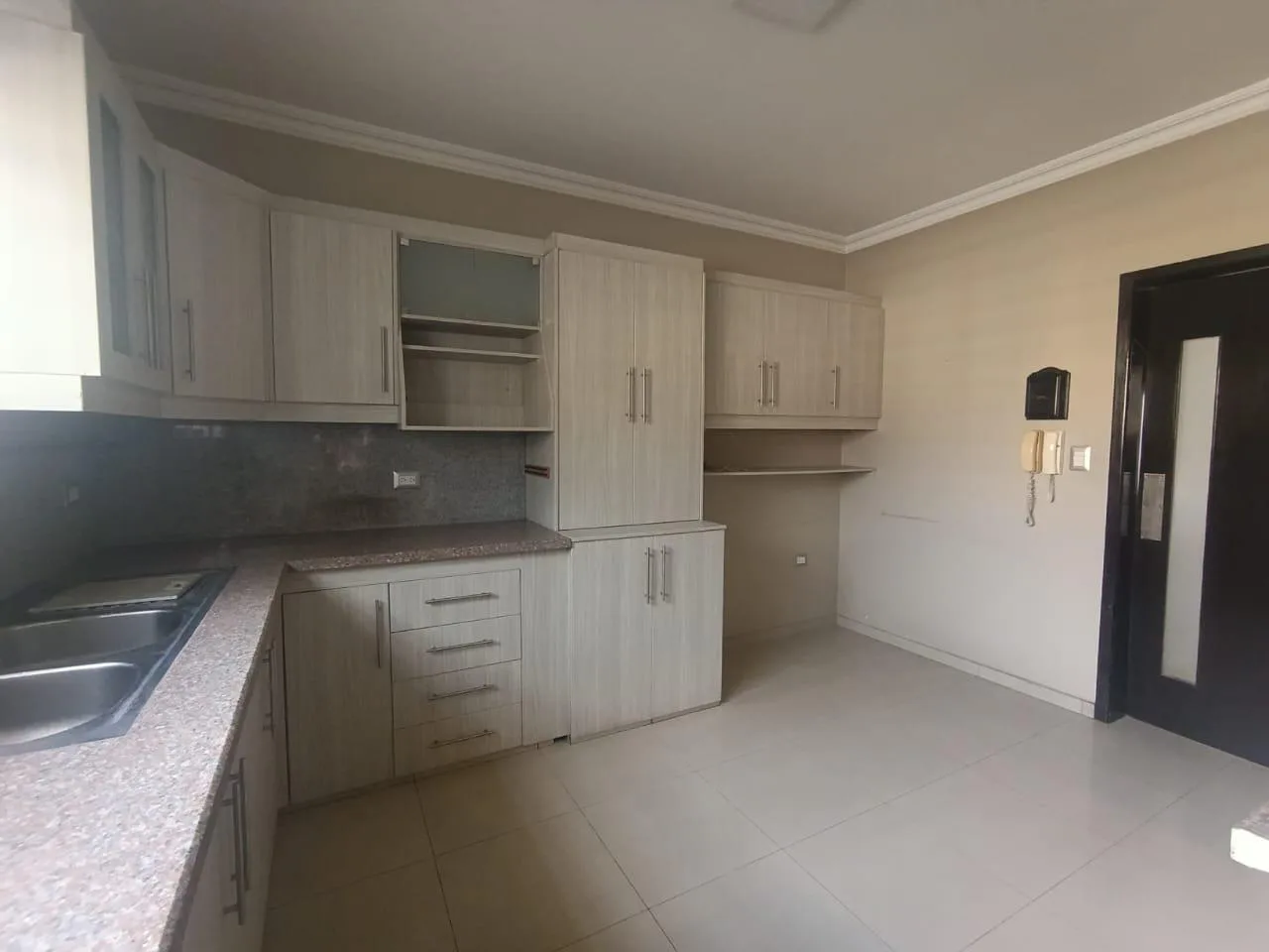 Venta de casa esquinera en Vía a la Costa, urbanización Portofino, GabR
