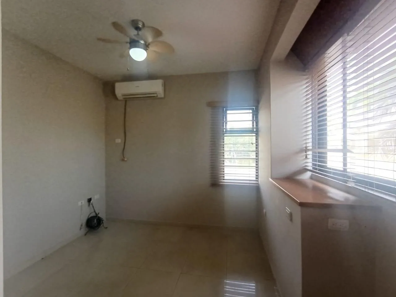 Venta de casa esquinera en Vía a la Costa, urbanización Portofino, GabR