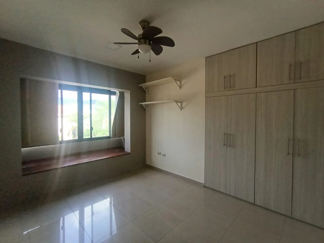 Alquiler de casa esquinera en Vía a la Costa, urbanización Portofino, GabR