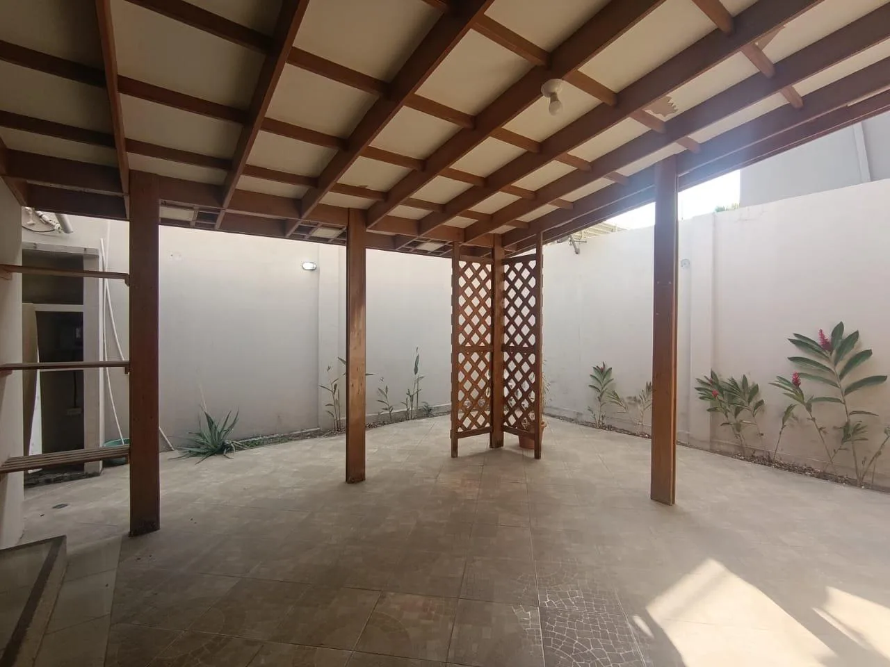 Alquiler de casa esquinera en Vía a la Costa, urbanización Portofino, GabR