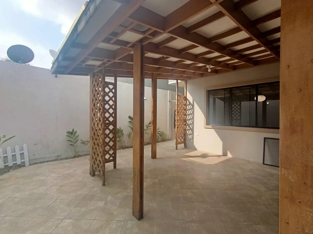 Alquiler de casa esquinera en Vía a la Costa, urbanización Portofino, GabR