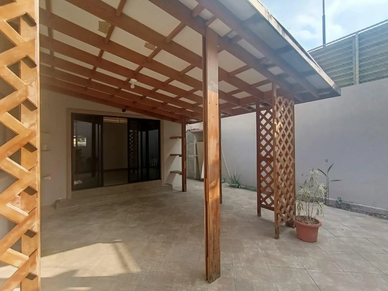 Alquiler de casa esquinera en Vía a la Costa, urbanización Portofino, GabR