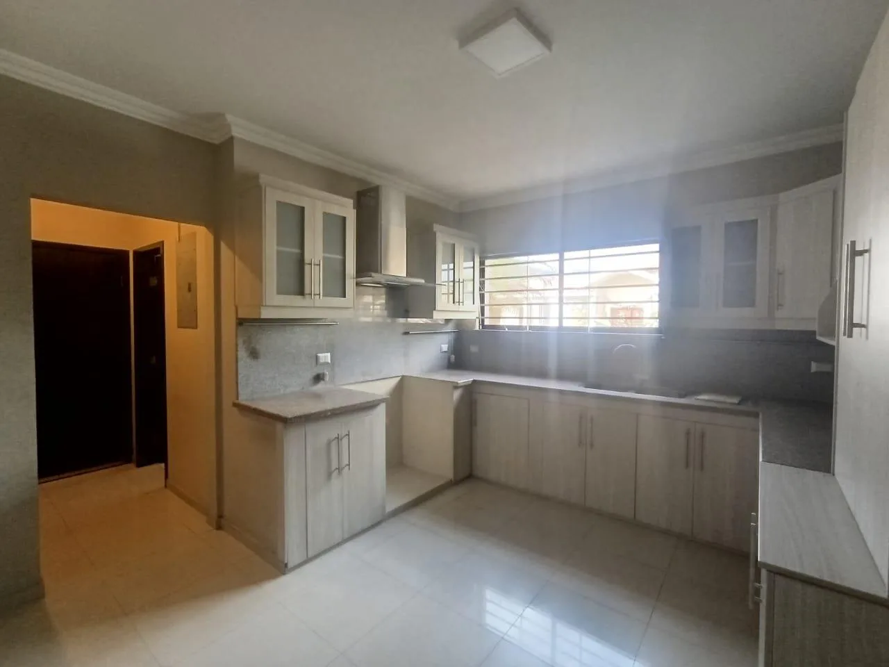 Alquiler de casa esquinera en Vía a la Costa, urbanización Portofino, GabR