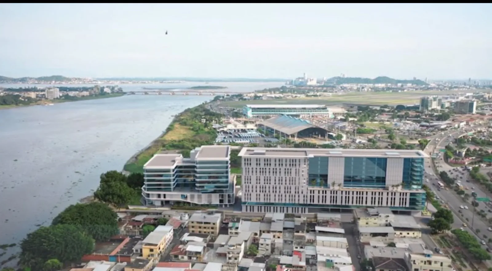 Venta oficina Business Plaza cerca Terminal Terrestre | VanRo