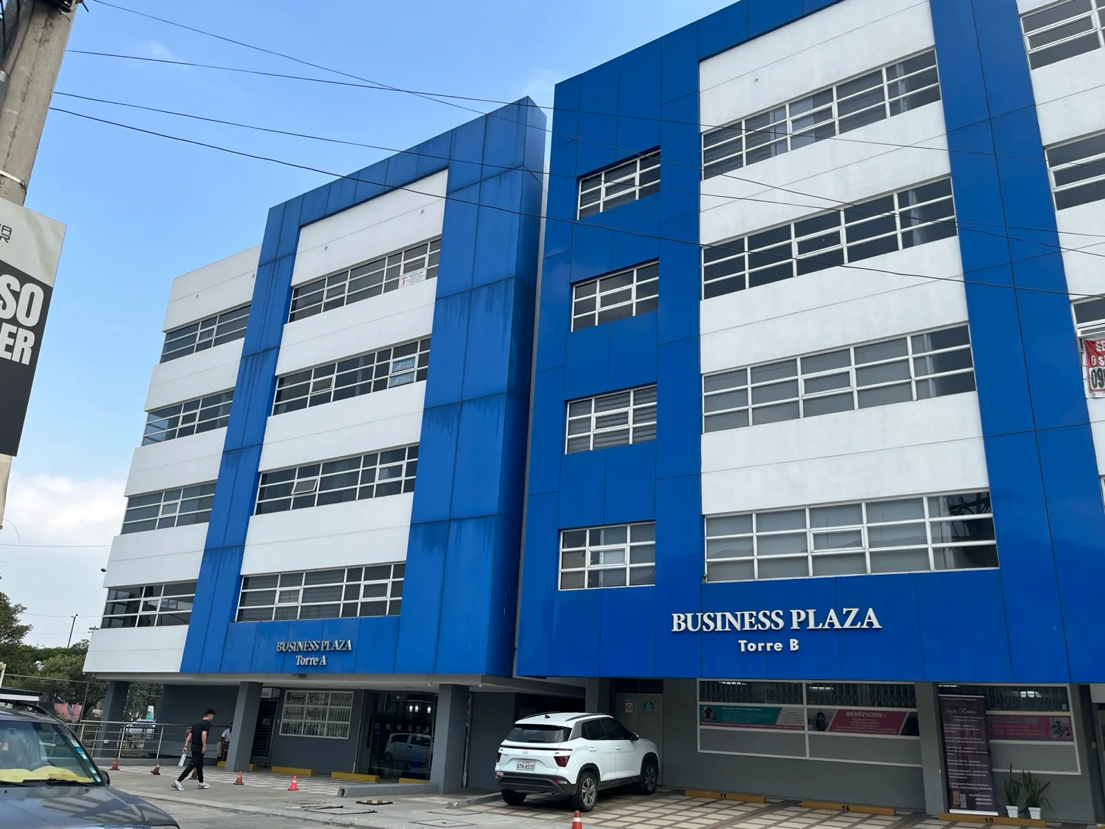 Venta oficina Business Plaza cerca Terminal Terrestre | VanRo