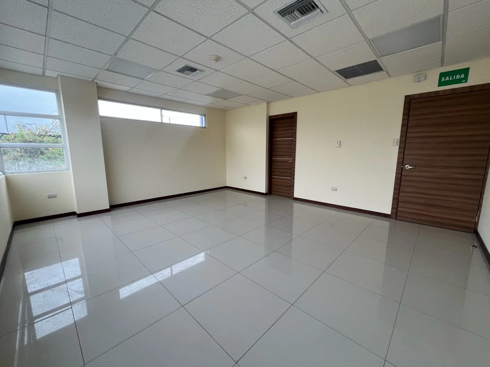 Venta oficina Business Plaza cerca Terminal Terrestre | VanRo