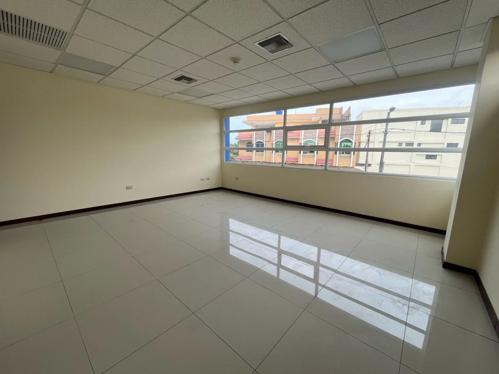 Venta oficina Business Plaza cerca Terminal Terrestre | VanRo