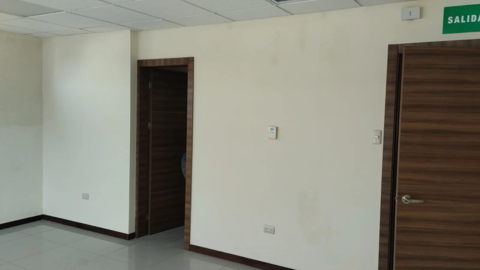 Venta oficina Business Plaza cerca Terminal Terrestre | VanRo