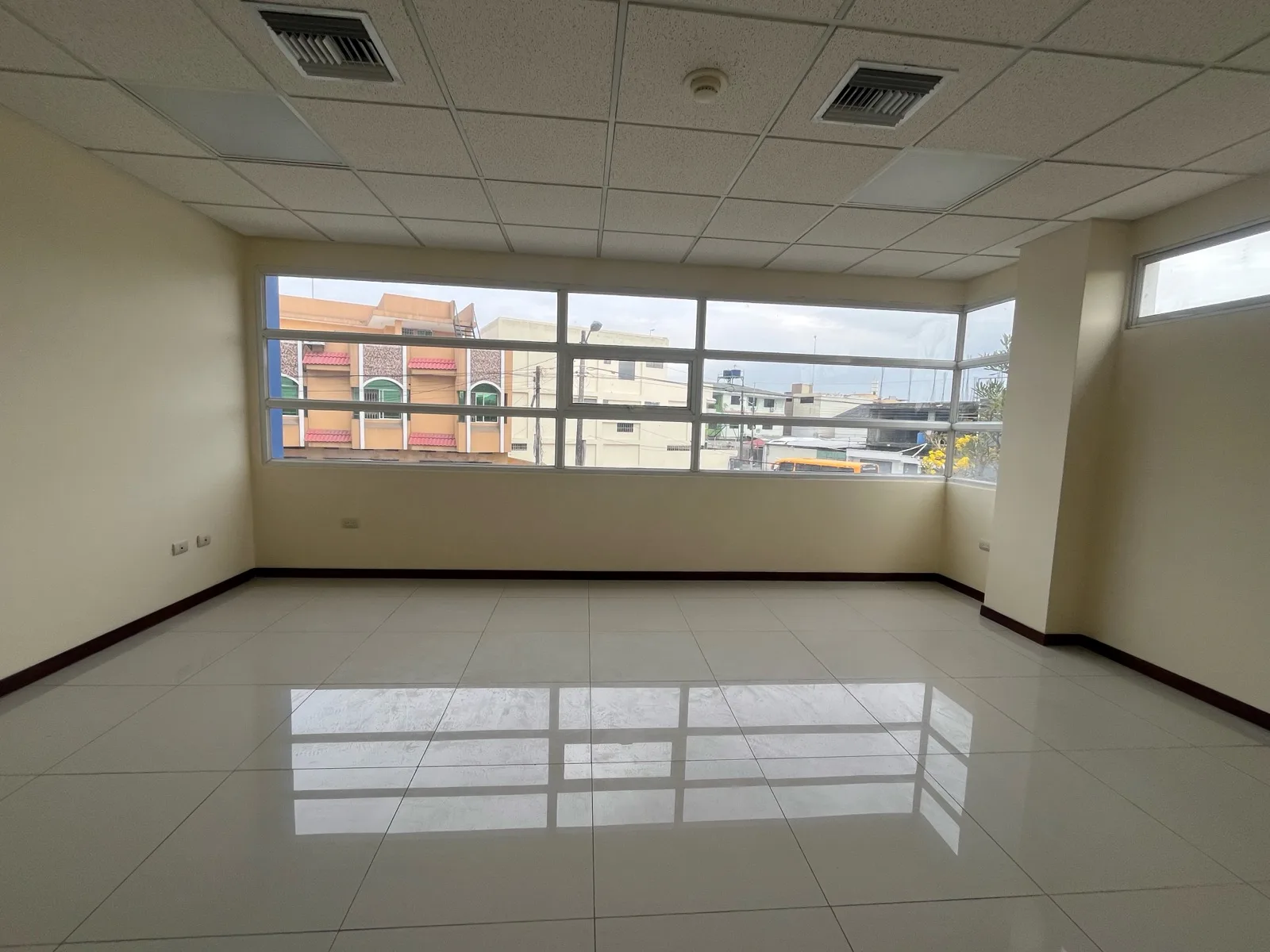 Venta oficina Business Plaza cerca Terminal Terrestre | VanRo