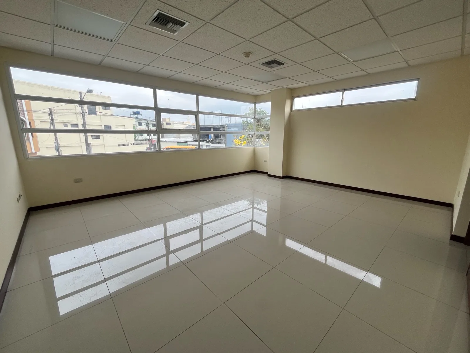 Venta oficina Business Plaza cerca Terminal Terrestre | VanRo