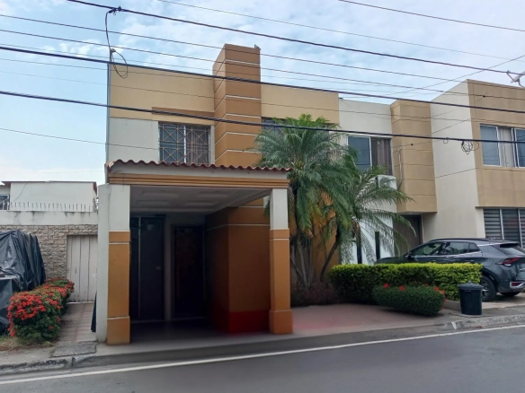 Casa en Venta en la Urb. Cataluña, Samborondón ChrS