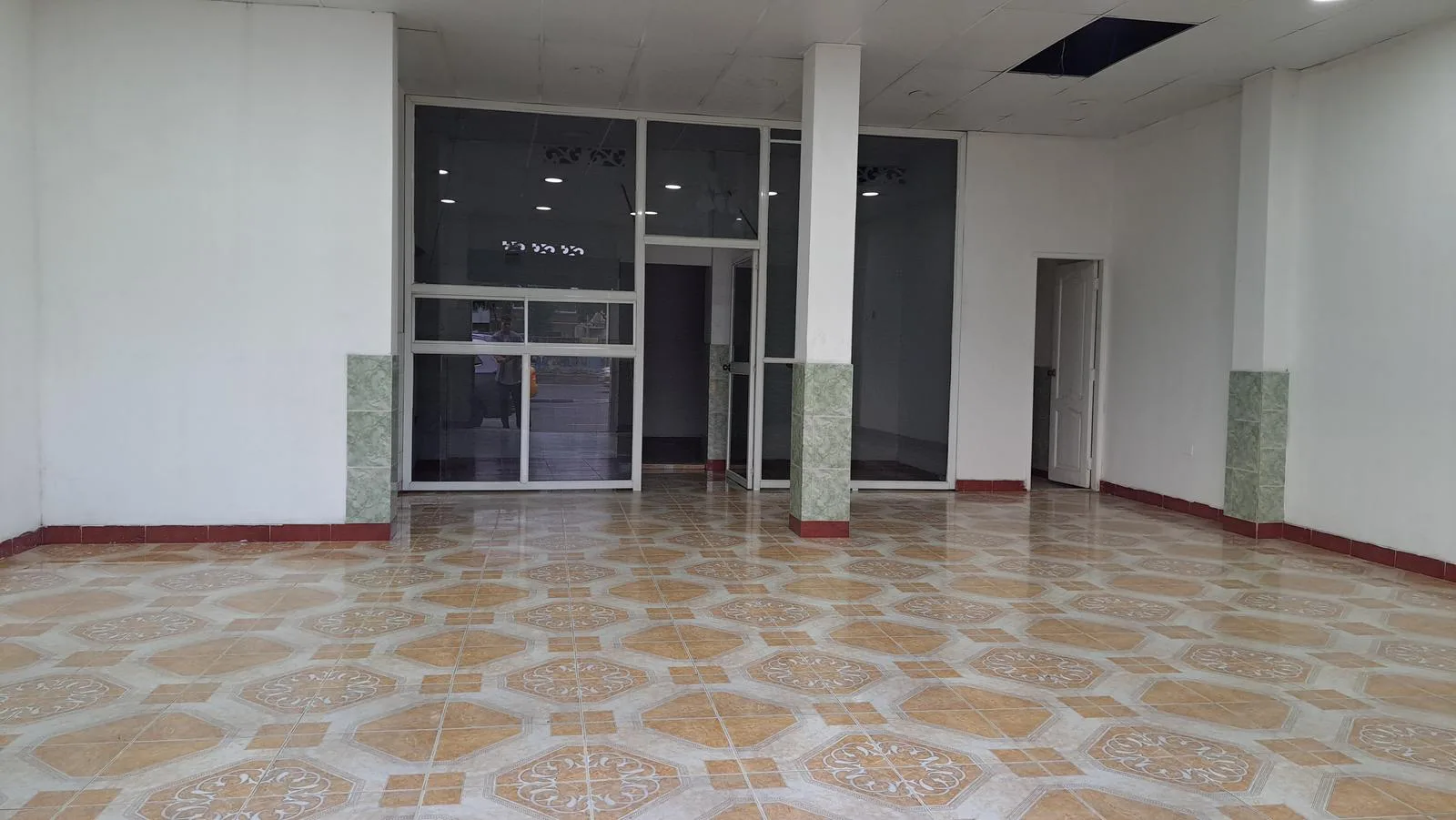 Local Comercial en alquiler en Isla Trinitaria Vía Principal SanS