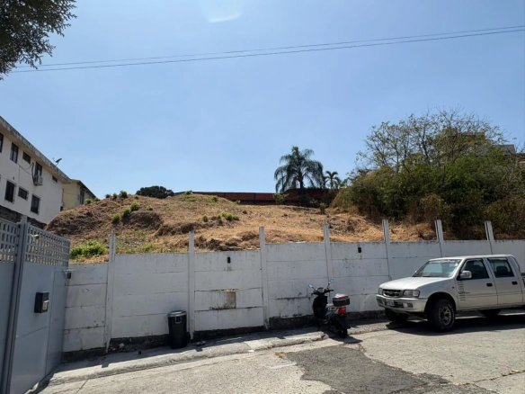 Terreno en venta en Lomas de Urdesa, ChrC