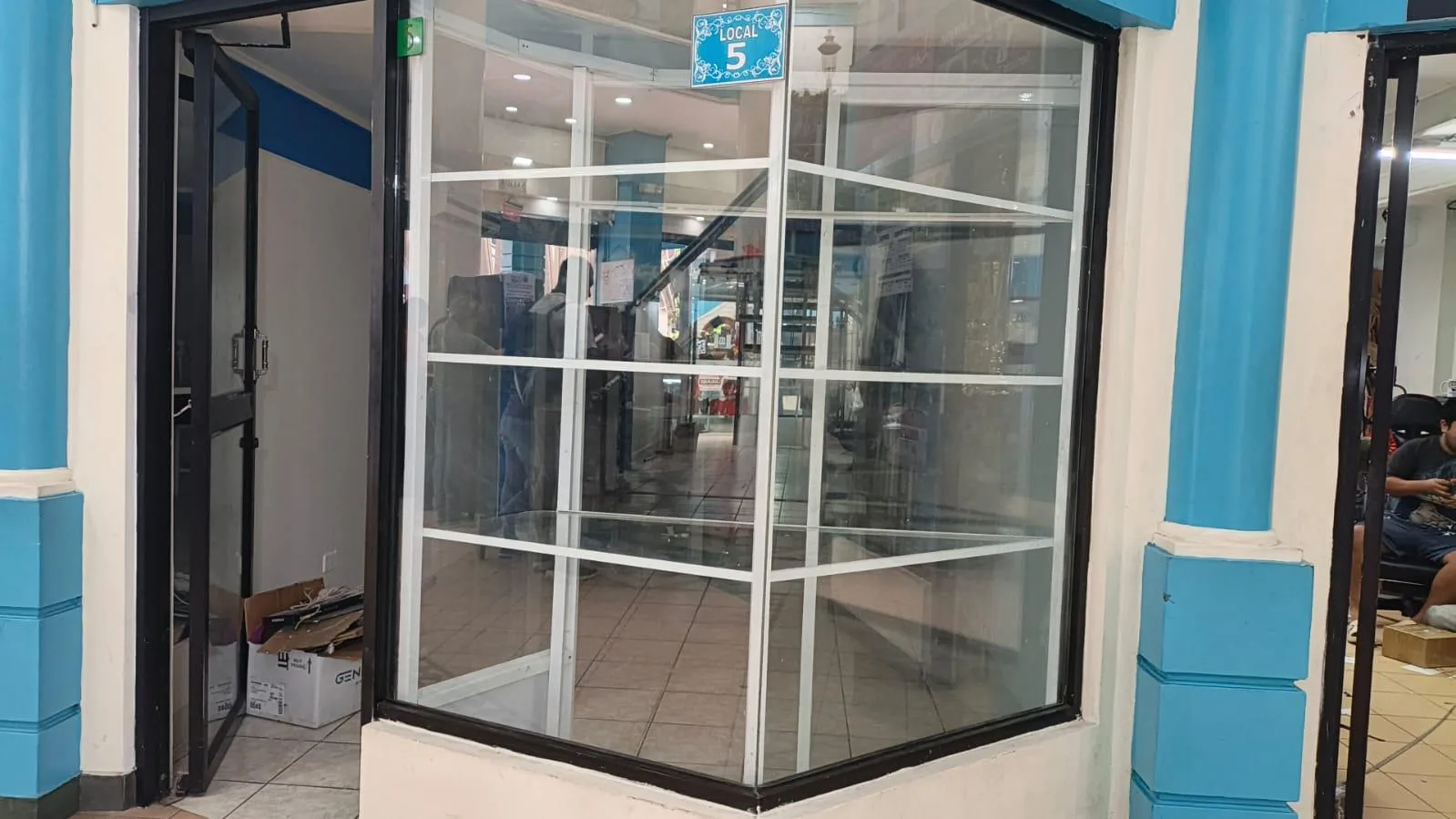 Local en Venta, Pedro Carbo y Diez de Agosto, CC Paseo del Parque PB, EliC