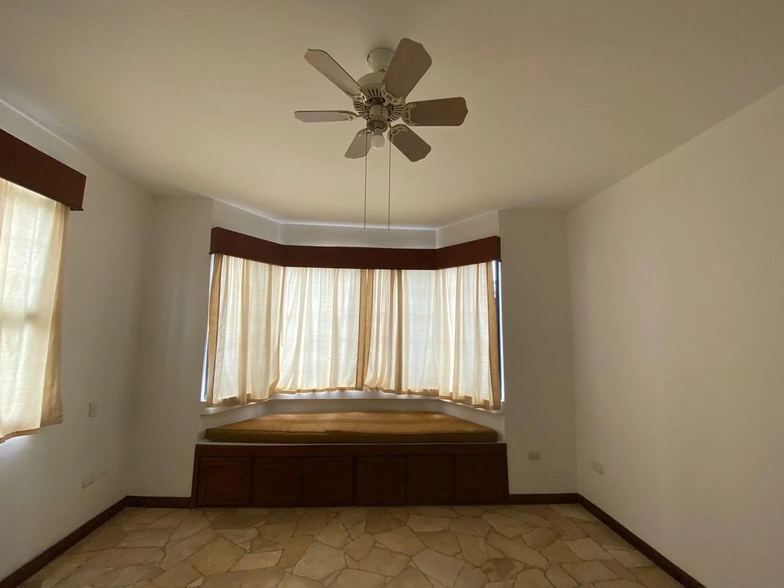 Alquiler habitación para señoritas universitarias en Bellavista VanRo