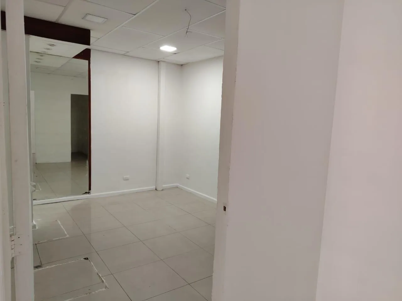 Local comercial planta baja en alquiler, Urdesa Central, MarVL