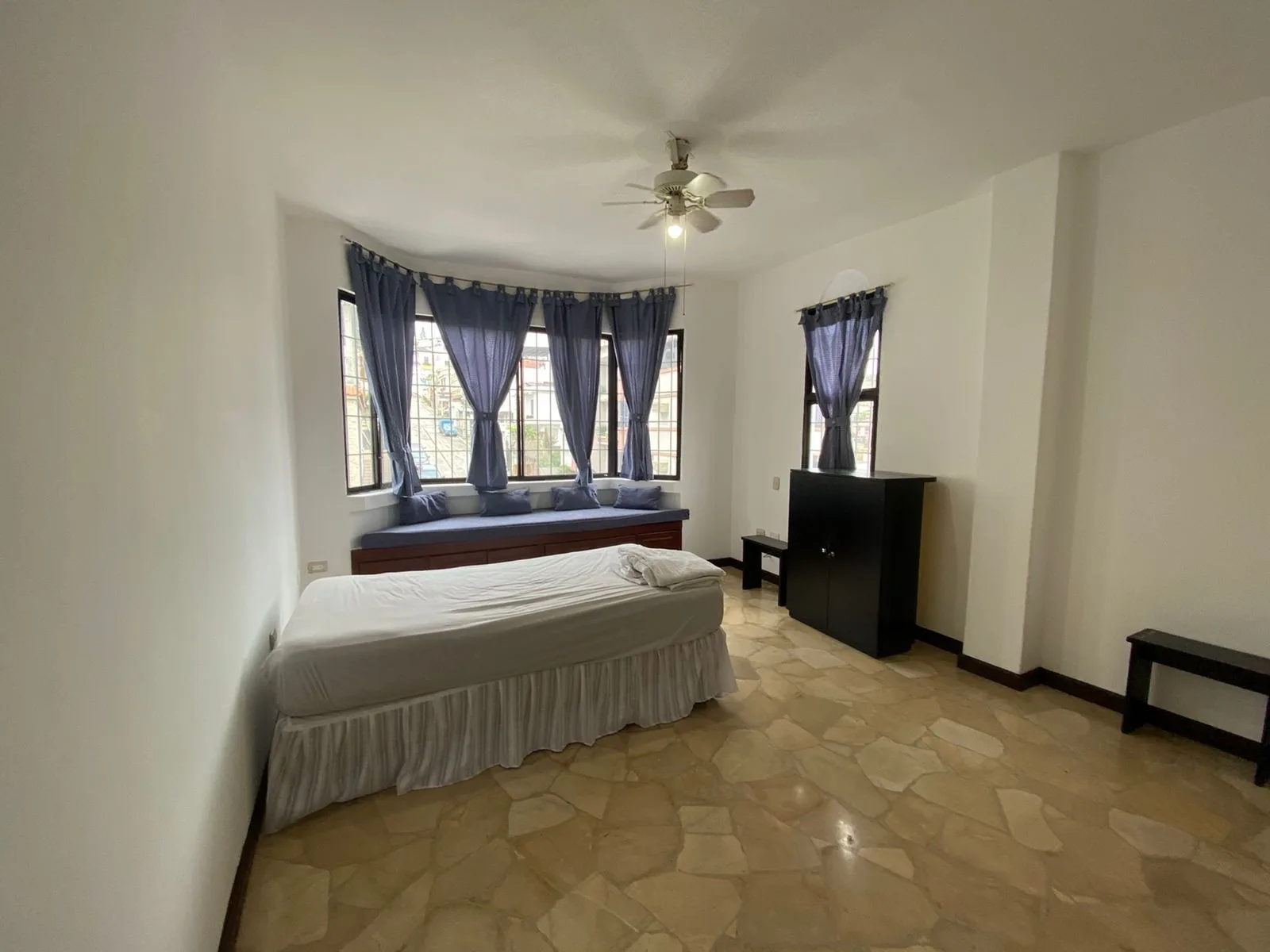 Venta de Casa rentera con uso comercial Bellavista VanRo