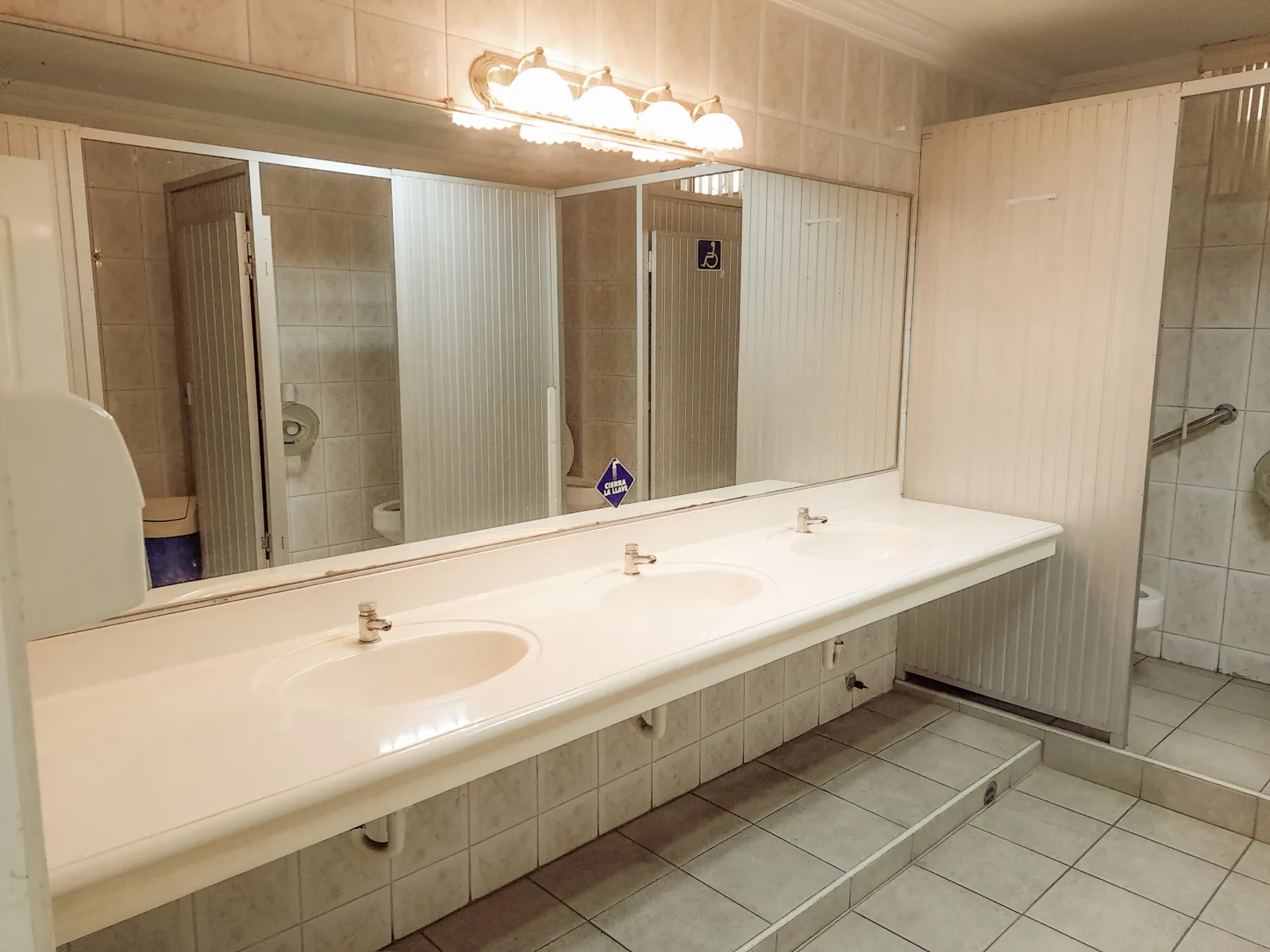 Casa y local comercial en venta en Tungurahua y Colon VanRo