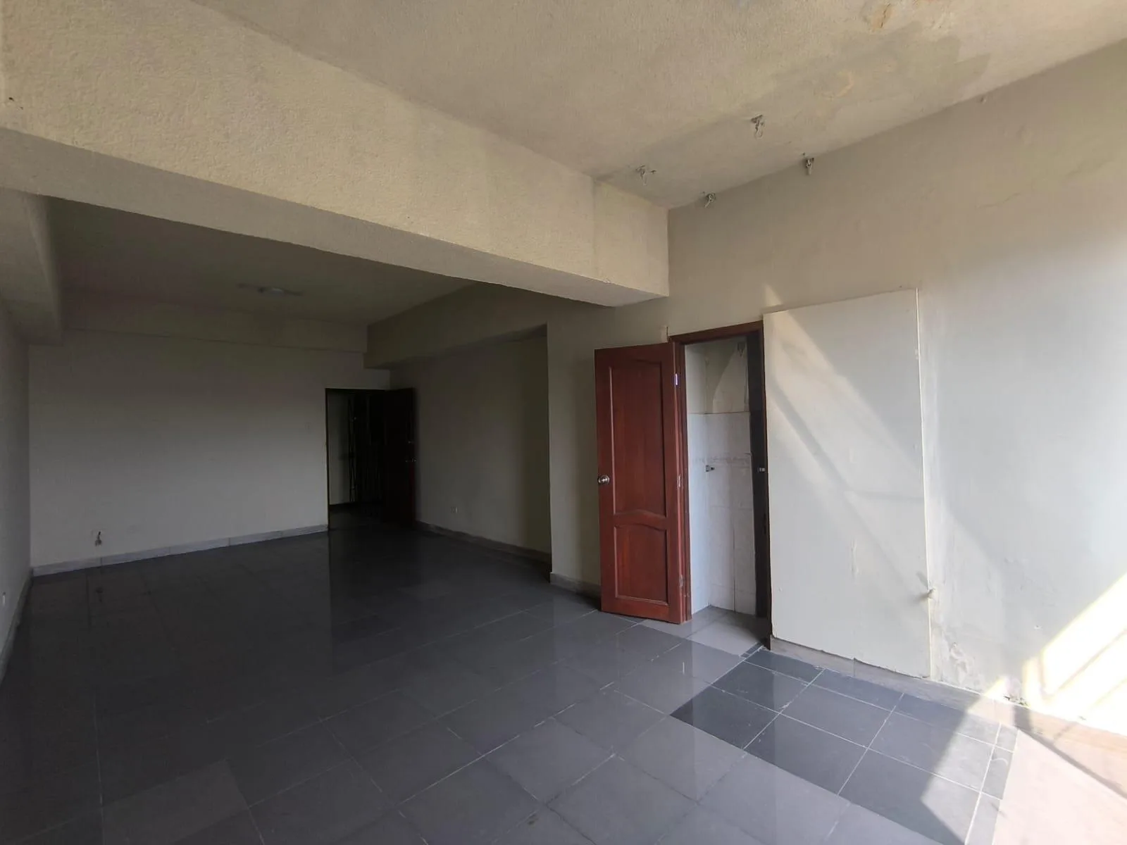 Venta de Oficina, Edificio El Forum, Centro de Guayaquil. KarR