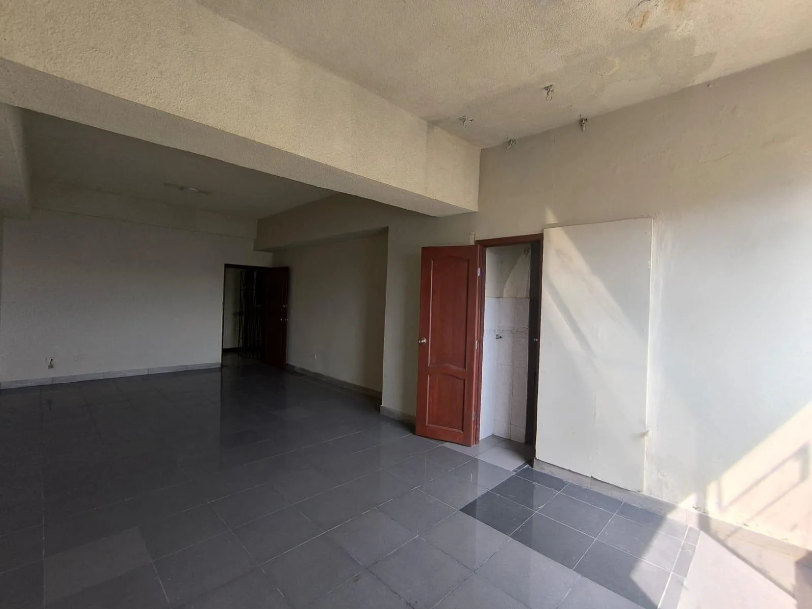 Venta de Oficina, Edificio El Forum, Centro de Guayaquil. KarR
