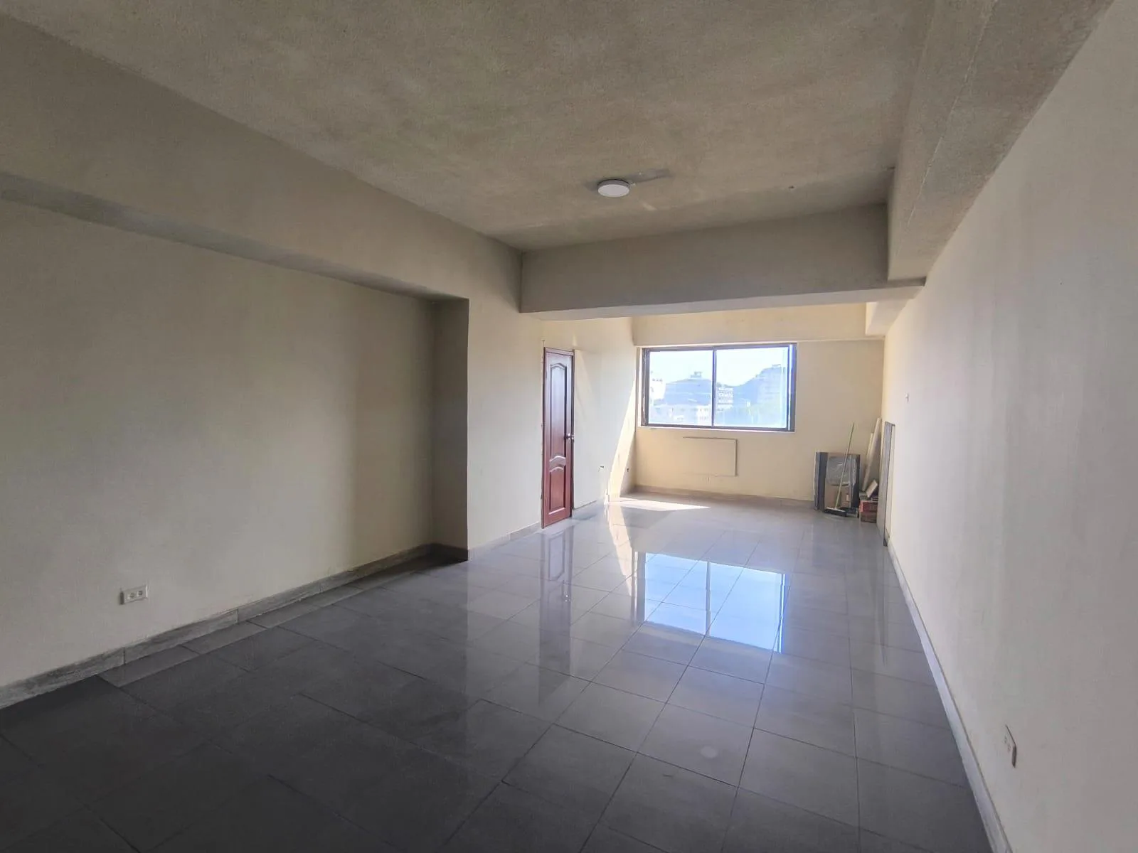 Venta de Oficina, Edificio El Forum, Centro de Guayaquil. KarR