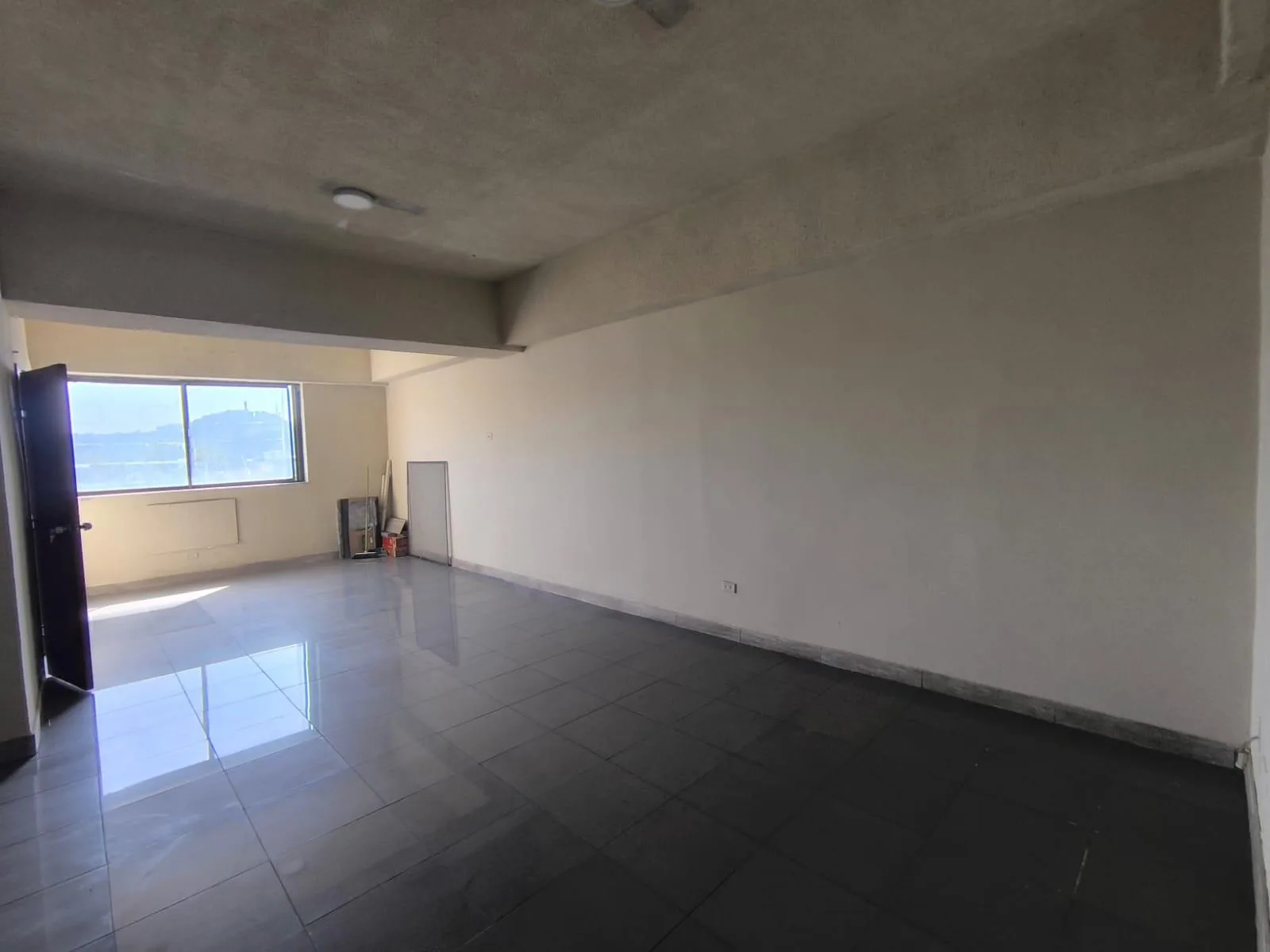 Venta de Oficina, Edificio El Forum, Centro de Guayaquil. KarR