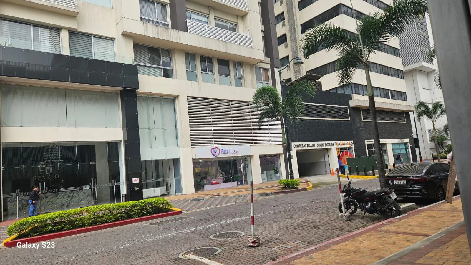 Alquiler Parqueadero Puerto Santa Ana. Condominio Parqueos Ciudad del Río. VyJ