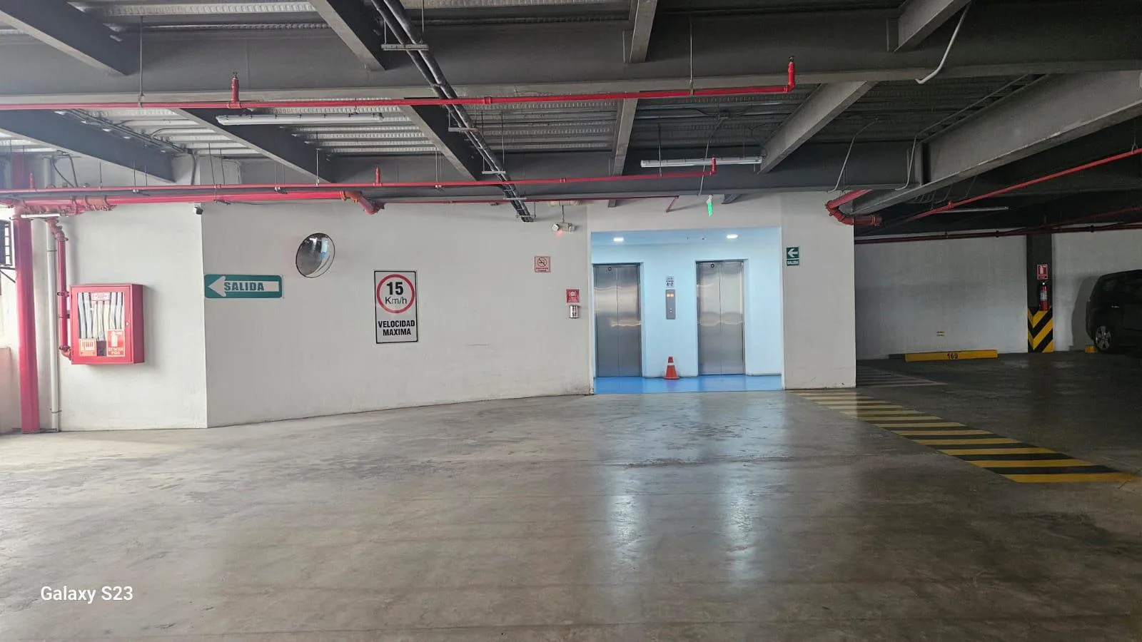 Alquiler Parqueadero Puerto Santa Ana. Condominio Parqueos Ciudad del Río. VyJ