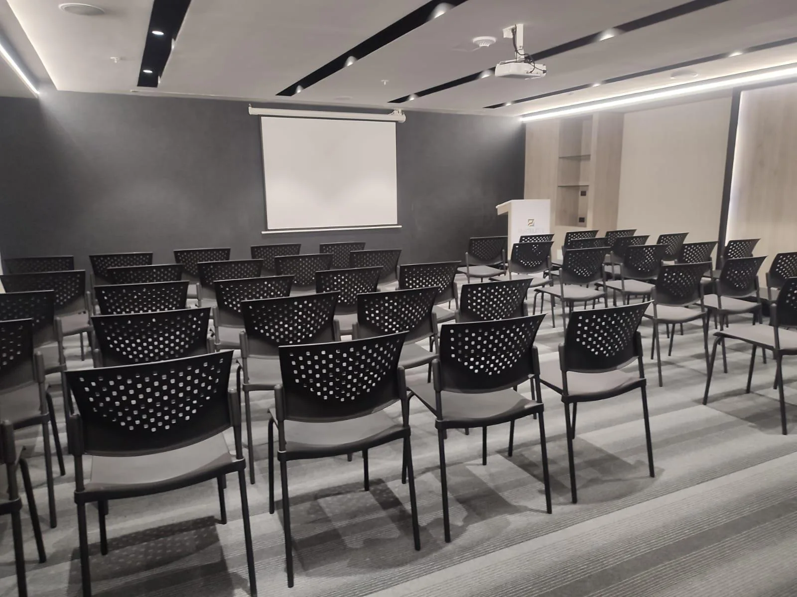 Oficina en Alquiler, Edificio Platinum, CC El Dorado, DiaM