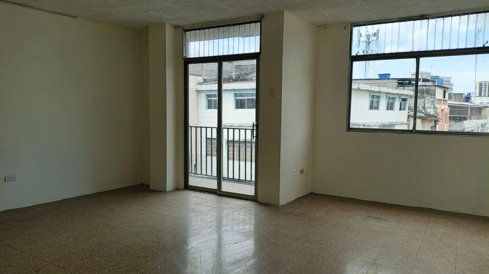 Edificio con Oficinas y Departamentos en Alquiler, P.P. Gómez y L. de Garaycoa, EliC