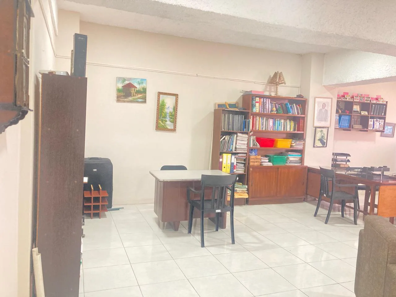 Alquiler de Oficina amoblada en Edificio El Forum, Centro de Guayaquil. KarR
