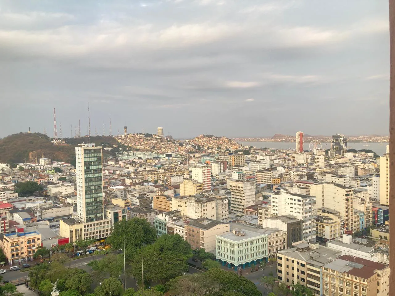 Alquiler de Oficina amoblada en Edificio El Forum, Centro de Guayaquil. KarR