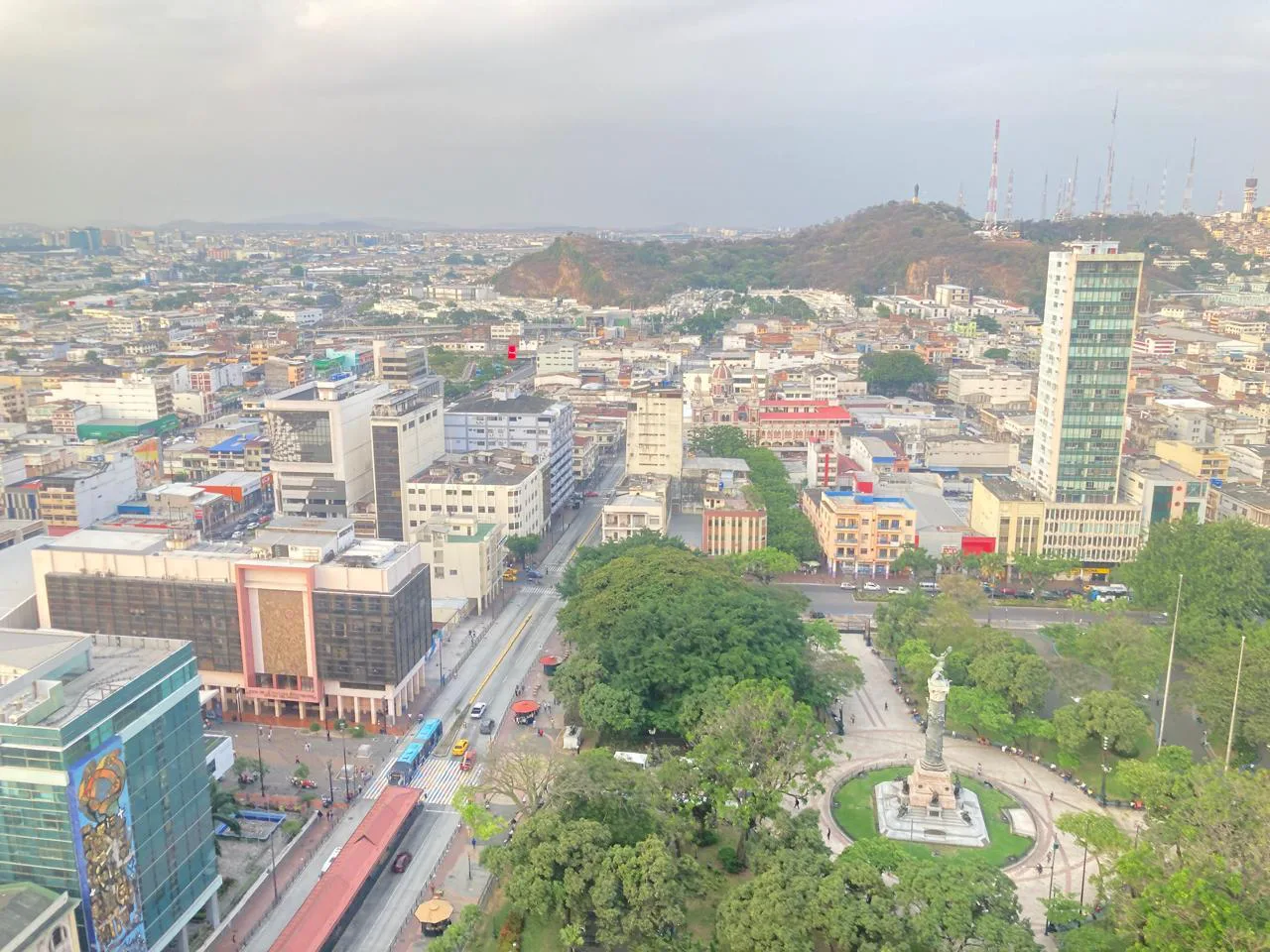 Alquiler de Oficina amoblada en Edificio El Forum, Centro de Guayaquil. KarR