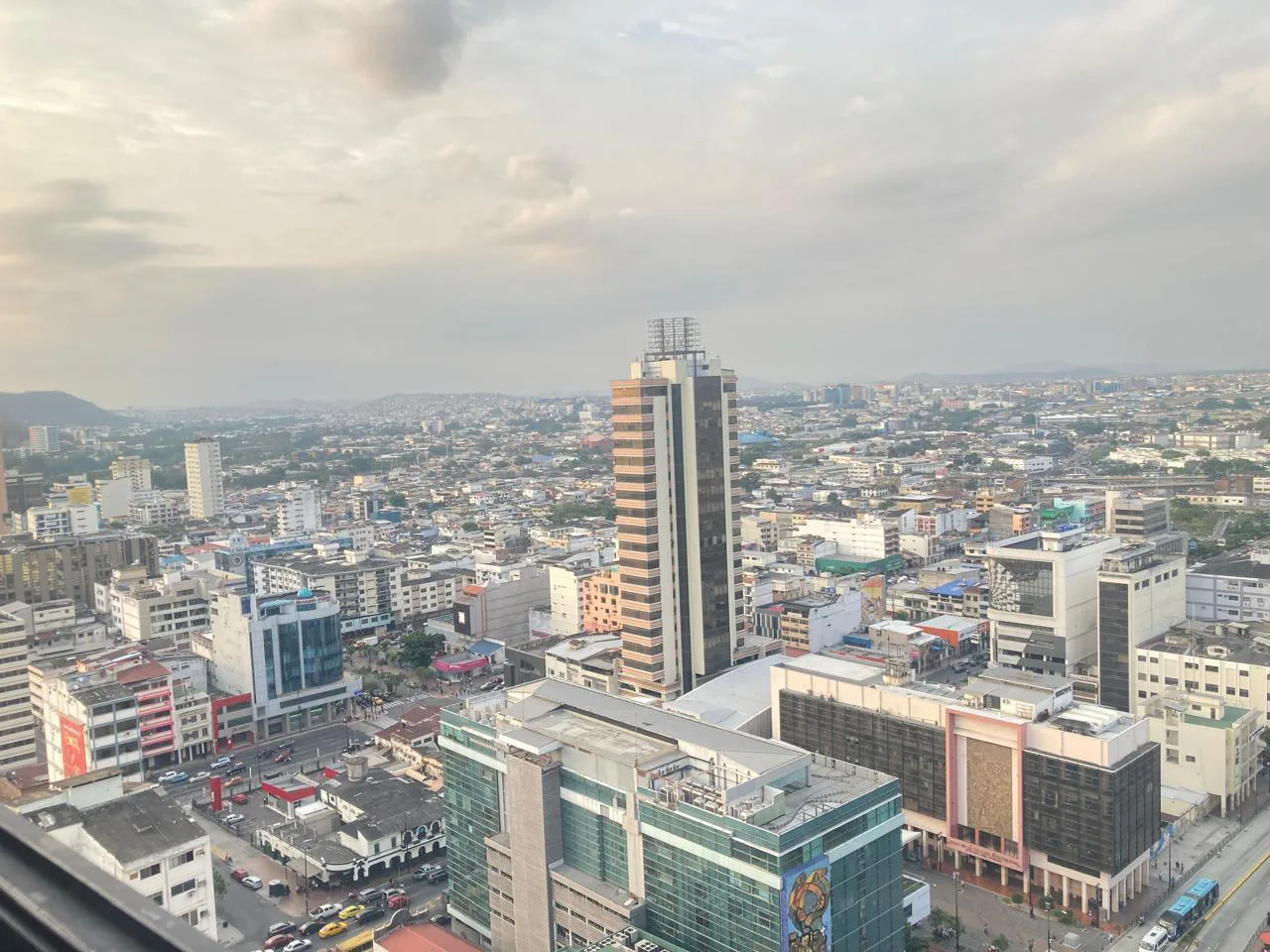 Alquiler de Oficina amoblada en Edificio El Forum, Centro de Guayaquil. KarR
