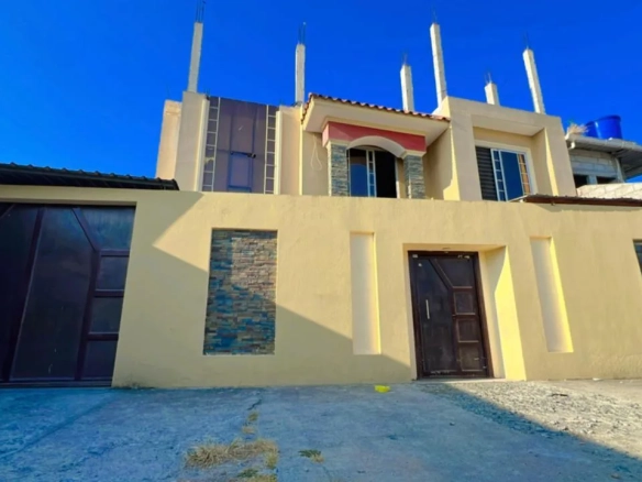 Casa rentera en venta en Machala, Barrio Primero de Enero, callejón PaoC