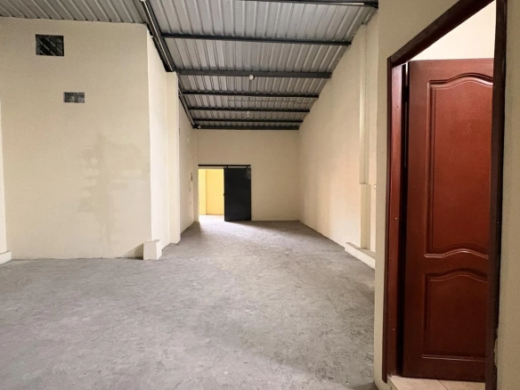 Local comercial esquinero en alquiler en Av. Portete y Tungurahua JonR