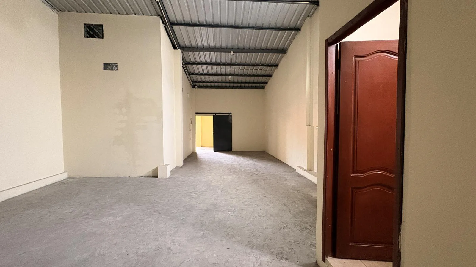 Local comercial esquinero en alquiler en Av. Portete y Tungurahua JonR