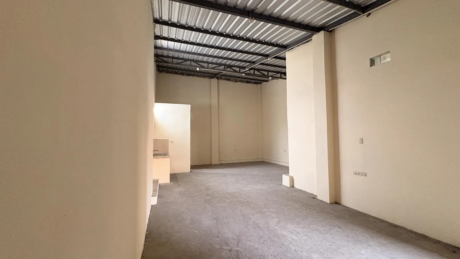 Local comercial esquinero en alquiler en Av. Portete y Tungurahua JonR