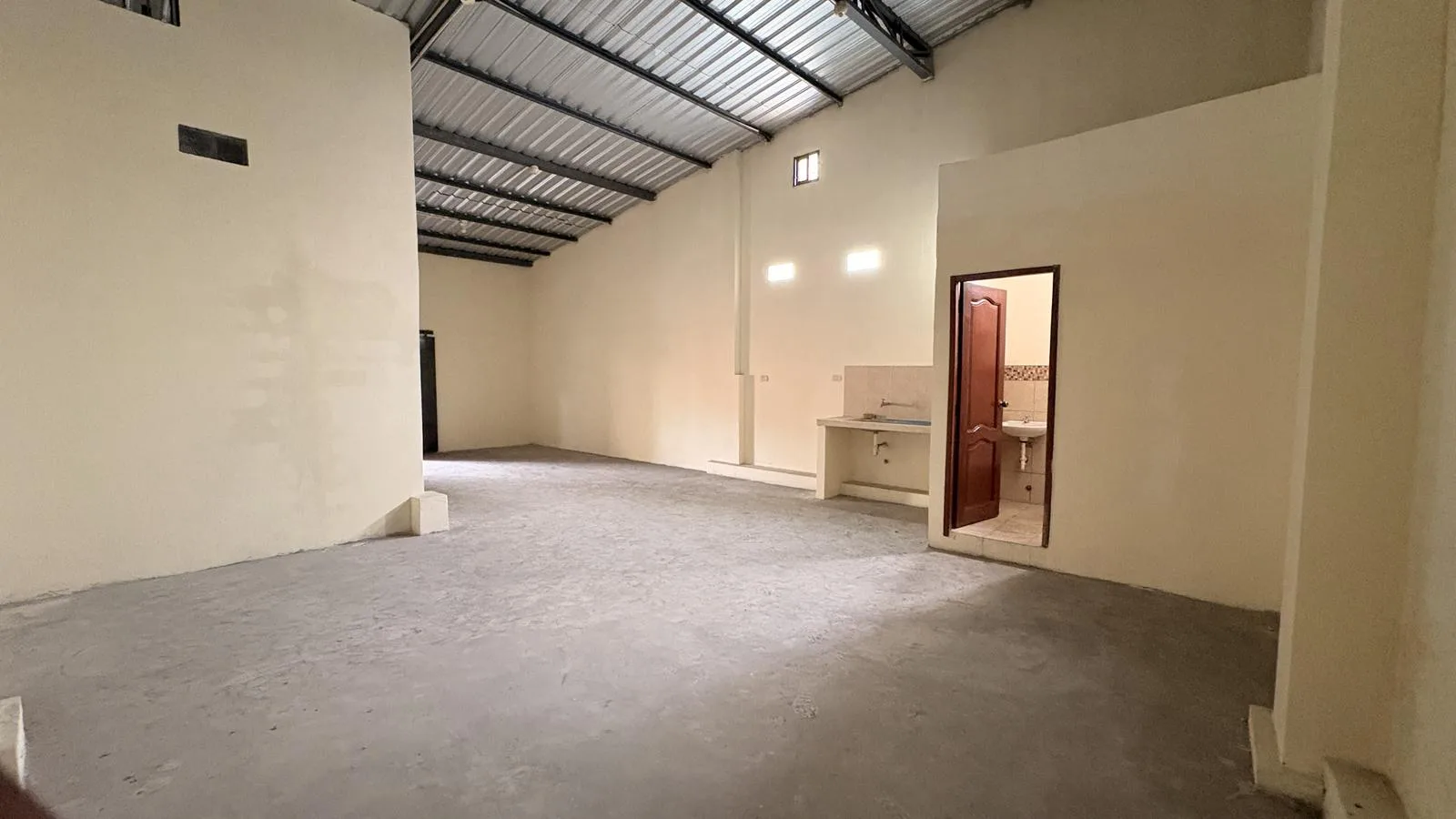 Local comercial esquinero en alquiler en Av. Portete y Tungurahua JonR