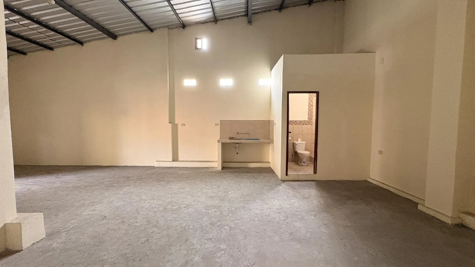 Local comercial esquinero en alquiler en Av. Portete y Tungurahua JonR