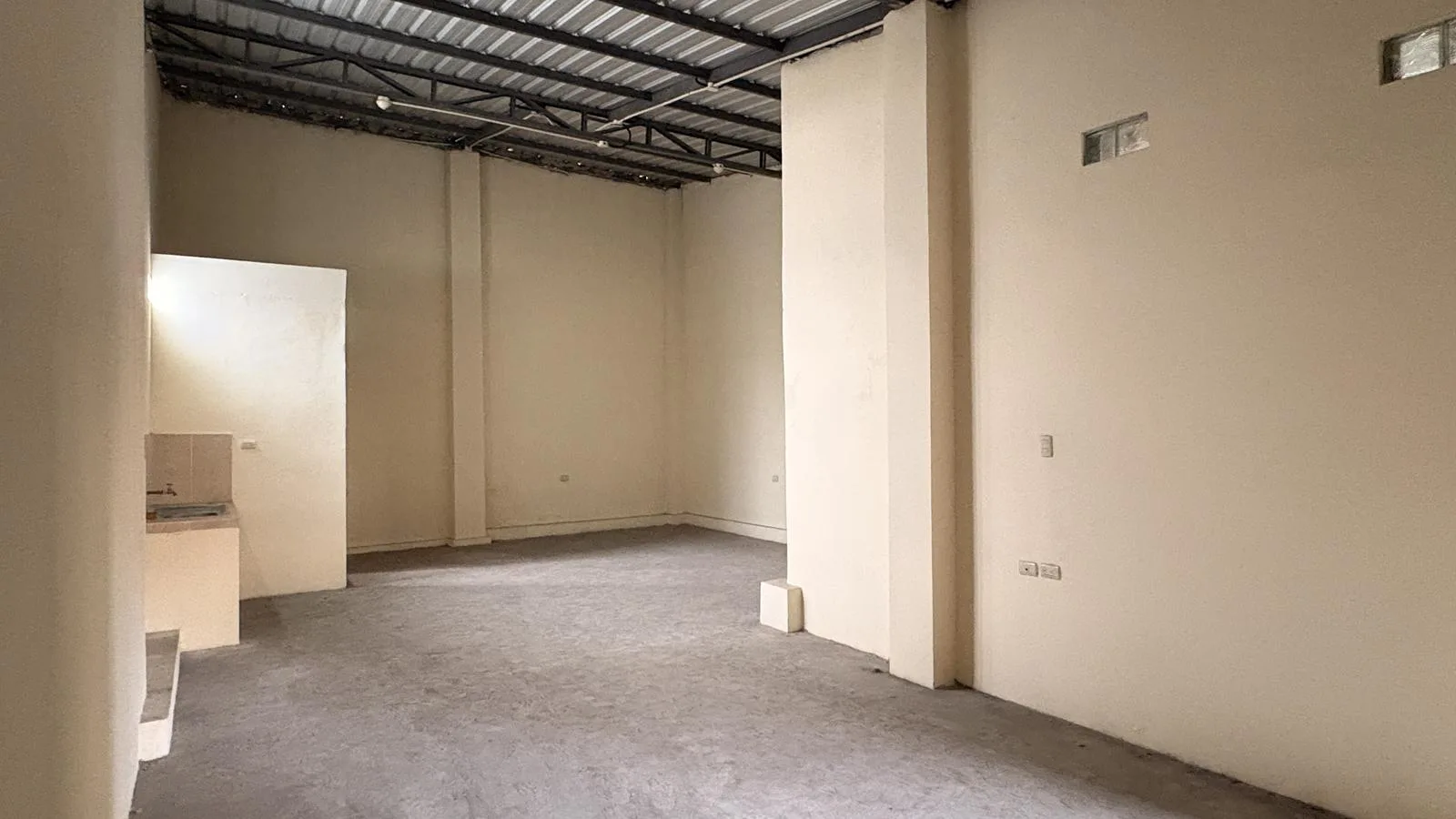 Local comercial esquinero en alquiler en Av. Portete y Tungurahua JonR