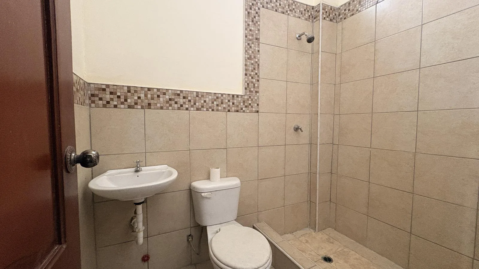 Local comercial esquinero en alquiler en Av. Portete y Tungurahua JonR